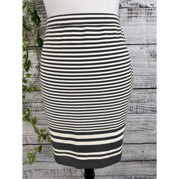 Max Studio Skirt size Medium Gray White Striped Pencil Jersey Stretch Knee Slim - Picture 2 of 10